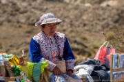 PerBol2014 115  Peruwianka na straganie przy punkcie widokowym Cruz Del Cóndor nad Kanionem Colca. Peru. : 2014, Colca Canyon, Peru