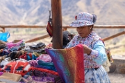 PerBol2014 117  Peruwianka na straganie przy drodze nad doliną Colca. Peru. : 2014, Colca Canyon, Peru