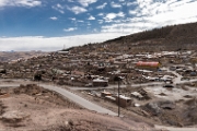 PerBol2014 163  Widok na teren kopalni srebra na zboczach góry Cerro Rico. Większość budynków to baraki zamieszkałe przez górników pracujących w kopalni. Potosi. Boliwia. : 2014, Boliwia, Potosi