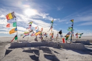 PerBol2014 215  Flagi w otoczeniu Palacio de Sal. Salar de Uyuni. Boliwia. : 2014, Boliwia, Salar de Uyuni