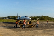 PerBol2014 312  Załadunek bagażu do samolotu. Rurrenabaque. Boliwia. : 2014, Amazonia, Boliwia