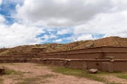 PerBol2014 318  Widok na fragment piramidy Akapana. Tiwanaku. Boliwia. : 2014, Boliwia, Tiwanaku