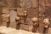PerBol2014 322  Ściana ozdobina rzębami twarzy w kaplicy(?) Templete Semisubterraneo. Tiwanaku. Boliwia. : 2014, Boliwia, Tiwanaku