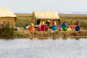 PerBol2014 346  Pływające wyspy Uros na jeziorze Titicaca są zbudowane z trzciny. Kiedyś tubylcy tak żyli i mieszkali. Obecnie to tylko atrakcja turystyczna. Peru. : 2014, Peru, Puno, Titicaca, Uros