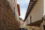 PerBol2014 369  Hatunrumiyoc - ulica z czasów inkaskich, budynek po prawej stronie powstał z wykorzystaniem kamiennych skał Palacio Inc'a Roca. Cuzco. Peru.