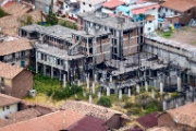 PerBol2014 384  Zbliżenie (widok z Saqsaywaman) niedokończonego budynku w Cuzco. Peru. : 2014, Cusco, Peru, Saqsaywaman