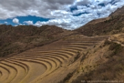 PerBol2014 410  Ruiny dawnego nkaskiego miasta Pisac. Wybudowane w zboczu tarasy służyły uprawom rolnym. Peru. : 2014, Peru, Pisac